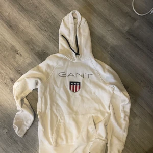 Gant hoodie xs - Tröjan är i fint skick, säljer då den inte passar längre 