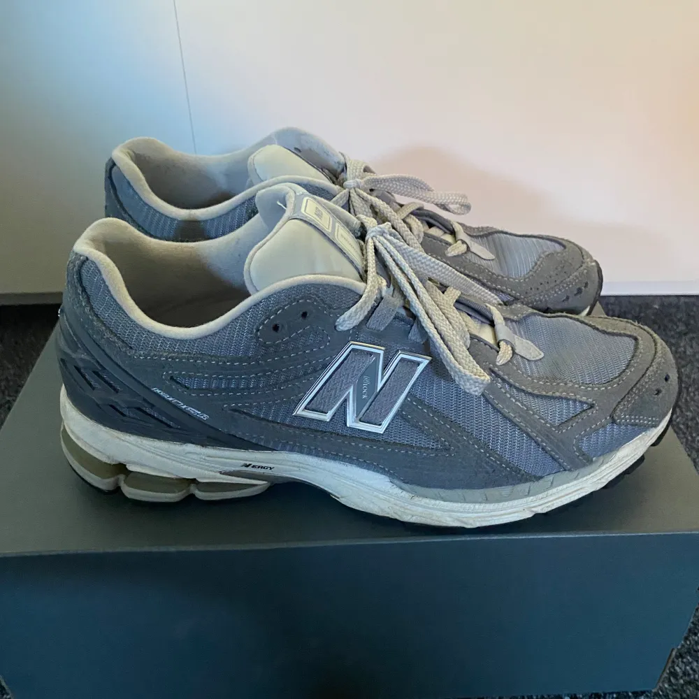 Säljer nu min feta New balance 1906r, fint skick, box ingår, pris kan diskuteras, hör av dig om du har några funderingar😃. Skor.