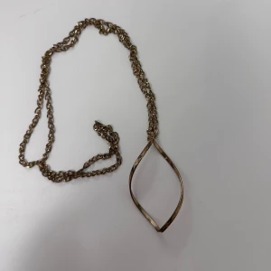 Halsband - Guldhalsband som är lång i bandet (35cm)! Aldrig använt!!