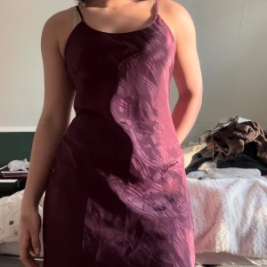 Slip dress - Skimmrig slip-dress med fin färg. Köpte den secondhand men fick sedan ingen användning för den. Sitter lagom löst och är tunn, len och skön. Justerbara axelband. Strl S 💜