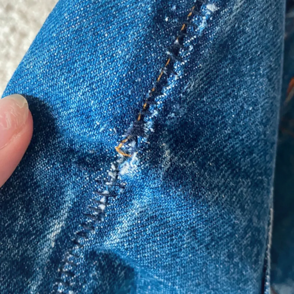 Jättefina levis jeans med straight fit. De har gått upp lite i sömmen på sidan men det går enkelt att fixa!. Jeans & Byxor.