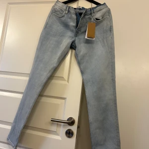 NN07 Jeans  - Skitsnygga jeans i lite smalare modell. Snygg färg lagom till sommaren!  Aldrig använda, med lapparna kvar 