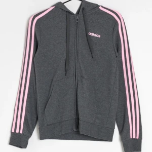 Adidas tröja - I bra skick. Säljer då den inte kommer till användning. 