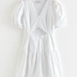 En vit klänning från Other stories. Klänningen är endast använd en gång och är i ett mycket fint skick.