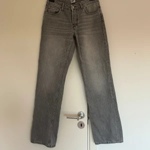 Straight jeans - Säljer dessa raka gråa jeans. Skriv vid intresse av fler bilder.