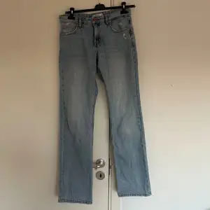 Säljer dessa lowwaist straight jeans från pull and bear. Skriv vid intresse av fler bilder. 