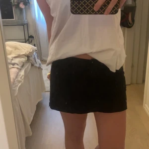 lågmidjad jeans kjol - supersöt svart lågmidjad kjol, storlek 42 men passar mig som vanligtvis bär S-M, nyskick och endast använd fåtalet gånger😍🙏🏼🙏🏼 