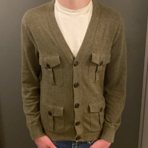 Ralph Lauren Kofta - Säljer nu denna asfeta Ralph Lauren Cardigan/koftan i ett extremt bra skick! (Denim & Supply). Storleken är S men kan passa M med! Nypris ligger på ca 1999kr❌ säljer nu för endast 399kr✅ Hör av dig vid minsta lilla fundering 😊😊
