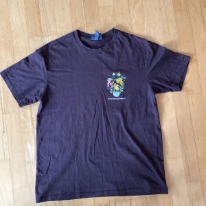 H&M t-shirt brun relaxed fit  - Har typ aldrig använt. Inget sliten. Storlek:S.  Relaxed fit. 