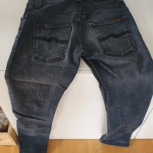 Nudie jeans thin fin - Välanvända men hela och rena. W28  Blekt grå färg