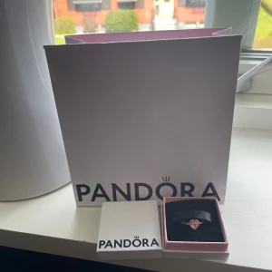 Pandora ring - 1 vecka gammal Pandora ring, nypris 1250kr skriv för mer info ❤️