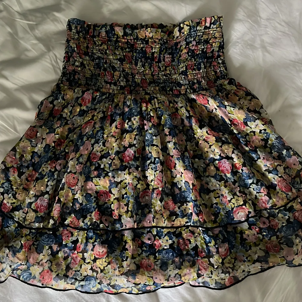 Säljer denna kjolen köptes förra sommaren i bra skick❤️❤️. Kjolar.