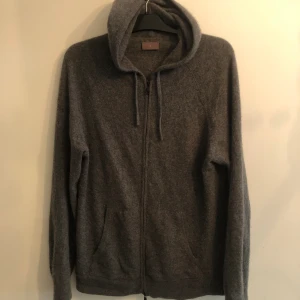 100% kashmir zip - Säljer nu min kashmir zip från social soceity som är storlek L/M säljer den billigt pågrund av att det är ett litet fel vid zipen men det är bara att sy igen. Skriv vid funderingar