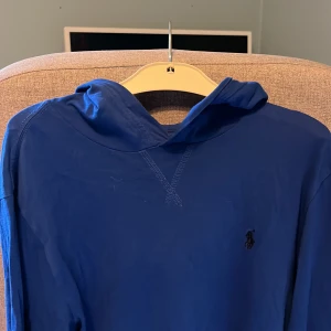 Blå Ralph Lauren Hoodie - Hoodien är tunn, typ t-shirt material - perfekt för sommaren. Storlek 150💙 