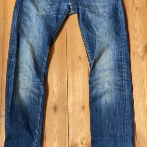 Acne jeans - Fina jeans från acne. Raka jeans med lite bootcut. Köpta secondhand för 350. Knappt använda. Fint skick💕