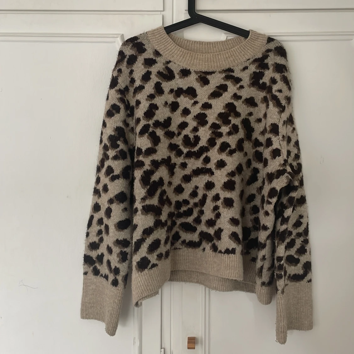 Stickad tröja med leopard mönster