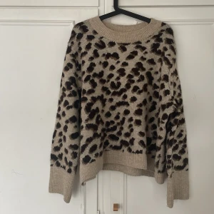 Stickad tröja med leopard mönster - Bra skick, storlek XL men passar även mig som har storlek S.💗passar perfekt till ett par shorts i sommar💗