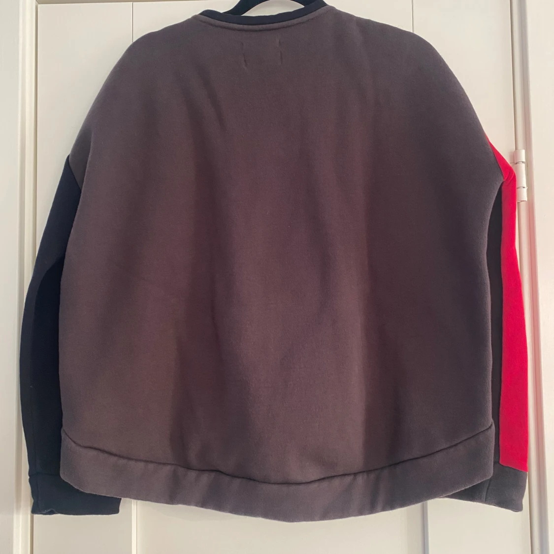 Svart tjockare sweatshirt i boxy fit från Crocker i strl S - 91