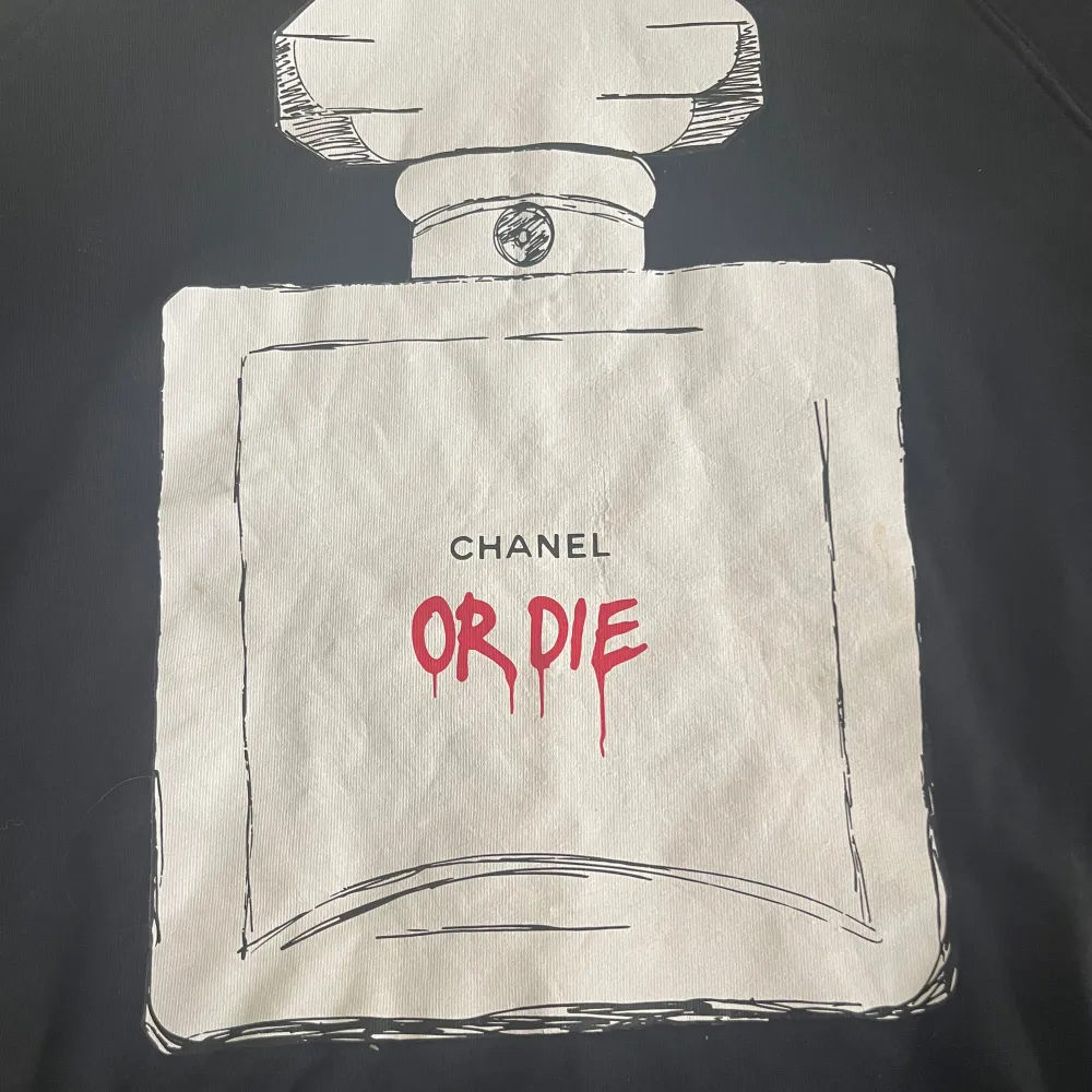 Chanel Or Die hoodie i svart men ”Chanel Or Die” tryck på framsidan. Storlek M. . Hoodies.