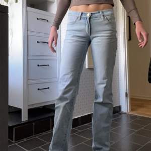 As snygga jeans från abrand i super skick! Modellen är tall och sitter perfekt på mig som är 174😊nypris 1000kr!