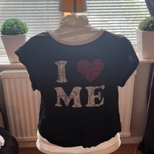 I ❤️me topp  - Säljer denna ”I ❤️me” toppen från hm för att den inte kommer till andvändning längre. 
