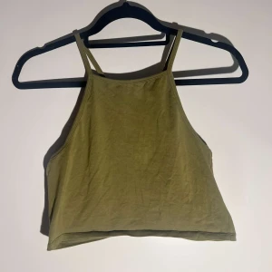 grönt linne 💚 - - bra skick - använd - militärgrön