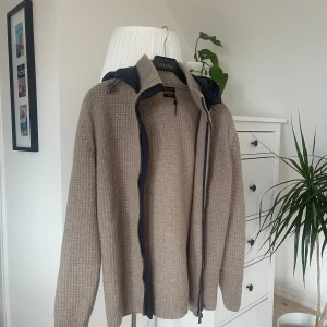 SÄLLSYNT MASSIMO DUTTI CARDIGAN - En extremt sällsynt Massimo Dutti Cardigan som inte finns att köpa längre. 10/10 skick då den i princip aldrig har använts. Pris kan diskuteras vid snabb affär.