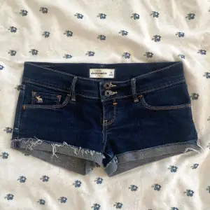 Säljer dessa mörkblå lågmidjade jeansshorts som passar mig som har XS/S. Superfina och som nya!🫶🏻 Kan skicka bilder hur de sitter på privat💕