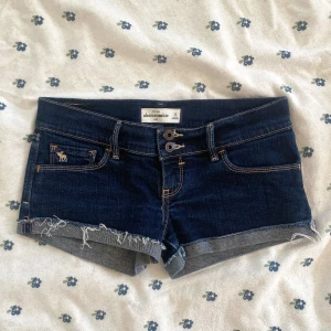 LÅGMIDJADE MÖRKBLÅ JEANSSHORTS!💕 - Säljer dessa mörkblå lågmidjade jeansshorts som passar mig som har XS/S. Superfina och som nya!🫶🏻 Kan skicka bilder hur de sitter på privat💕