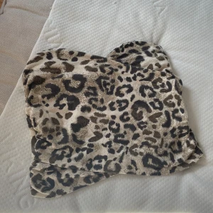 Djurmönstrad tube top - Leopardmönstrad Tube Top från Bikbok, perfekt till sommaren! Det står att storleken är M men jag skulle absolut säga att den är en XS, den har även resor i ryggen vilket gör att den passar flera storlekar💓