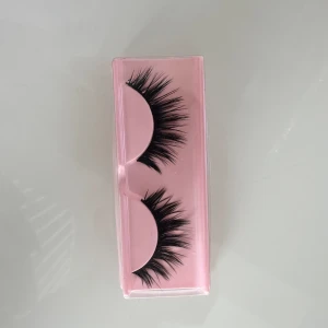 Lösögonfransar  - Snygga Cateye lösögonfransar 🤩 man känner sig så snygg med dessa fransar och man får de dragna kattiga ögon 😻 skulle de även vara lite långa för ögonlocket kan man klippa i kanterna så det passar ögonlocket helt perfekt 👌🏻✨