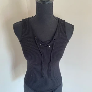 Body - Body  Stolek XS