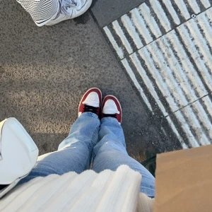 Jeans med ficka - Skit snygga jeans med knapp fickor på ifrpn Gina! Kommer inte till användning köpta för 500 säljs för 250