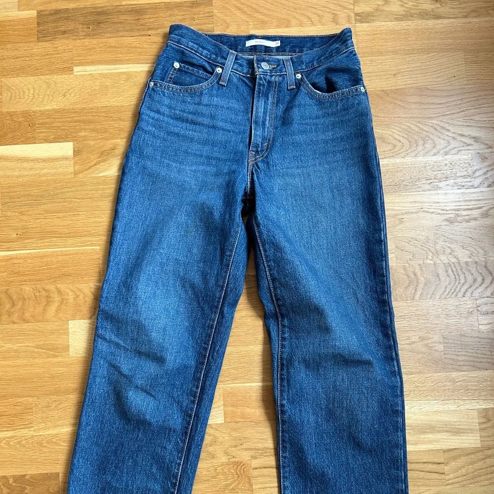 Levi’s 94 Baggy Jeans Mid high waist I mycket bra skick, bara använda några gånger och köpta 2023👖💙🌼. Jeans & Byxor.