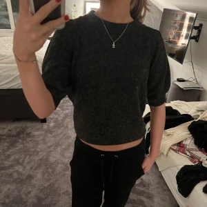 Stickad tröja - Säljer denna stickade tshirt då den inte längre används☺️