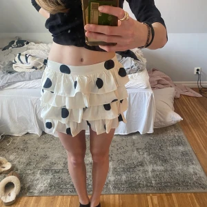 Prickig kjol - Så snygg prickig kjol! 😍Passar mig som brukar bära stl 36