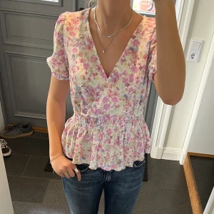 Blommig blus - Blommig kortärmad blus i nyskick från FB Sister. Storlek S. Använd gärna köp nu!