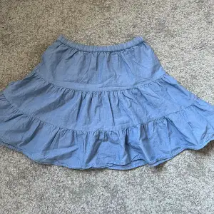 En fin blå kjol som jag skulle säga men skulle säga passar xxs/xs. Den kommer aldrig till användning och därför säljs den!💕 Köparen står för frakten! Pris kan diskuteras!💕💕