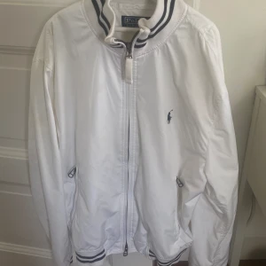 Ralph Lauren Jacka - Nypris: 3000 kr Bra skick! Storlek: S Luftigare jacka, passar perfekt till vår/sommar