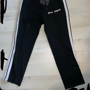 Palm angels byxor svarta - Helt nya. säljer dom för dom passade inte mig 