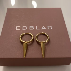 edblad örhängen - jättefina edbladörhängenni jättefint skick! säljer då jag använder silver och de kommer därför ej till användning, köptes för 399, säljer de för 250💘