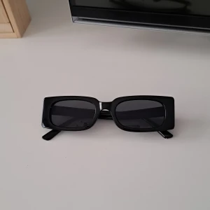 Svarta solglasögon  - Köpta från Grekland förra sommaren, aldrig använda, inga defekter 🤍 Postar samma dag du köper