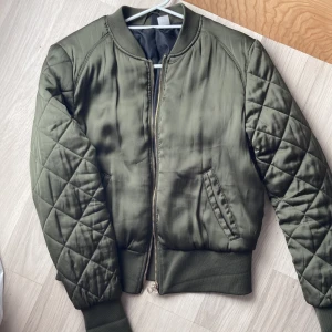 Jacka -  jättefin grön bomberjacka som är perfekt nu till våren eller sommaren💗 jackan är i super fint skick💗