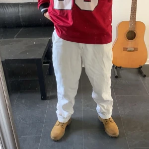 Vita Chinos - Aldrig använt dem. Tycker inte om vita byxor på mig så jag säljer dem. Drar man ner byxorna lite som på bilden så kan dem bki baggy ananrs sitter dem bra.
