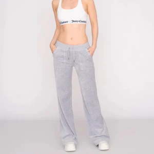 Gråa juicy couture byxor - Säljer dessa skit snygga gråa juicy couture byxor.💕                    Dom är använda ungefär 3 gånger och är i väldigt bra skick förutom att en av snörerna har förlotat en knapp. Storlek m men skulle passa perfekt som s. Pris kan såklart diskuteras💕