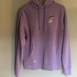 Nike hoodie - En lila nike hoodie i nyskick!