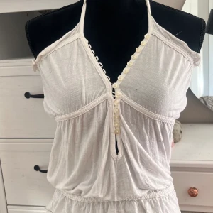 Super gulligt vitt linne - Har använts fåtal gånger passar perfekt till sommaren och lite finare event! Så söt och inga defekter 