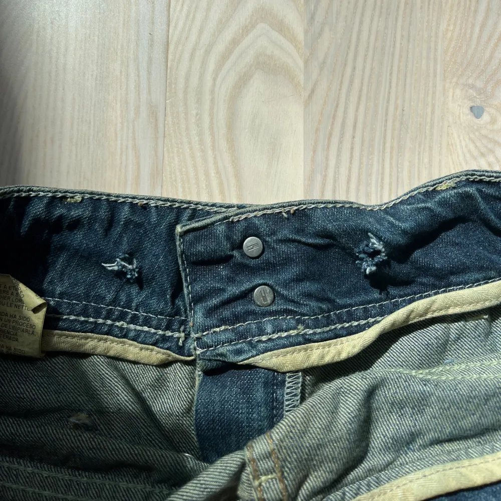 Sjukt snygga flared jeans i storlek L. Säljer då de inte längre kommer till användning. De är klippta för att passa mig som är 160 cm. Fyra hål på insidan där det tidigare suttit ett snöre, syns dock inte på utsidan. Hör av er om ni har frågor💕. Jeans & Byxor.