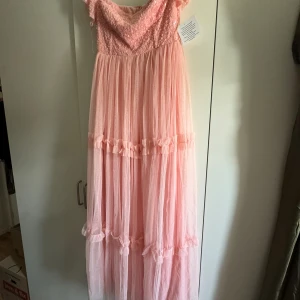 Balklänning  - Super fin, helt ny, oanvänd (enbart testad)  Storlek M, passar perfekt! Går hela vägen ner till golvet, jag är 172cm lång. 😍