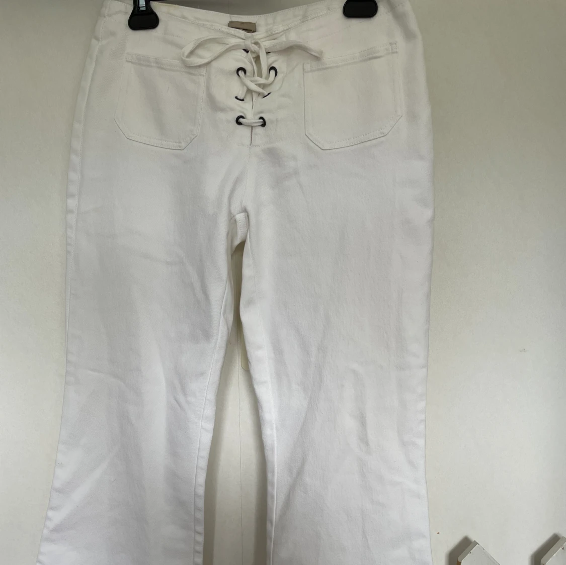 Utåtsvängda vita jeans